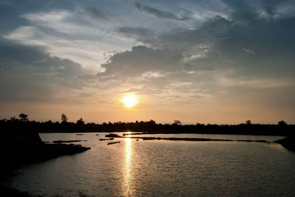 Evening by the water side
